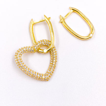 Aretes asimétricos con corazón de zirconias blancas y argolla