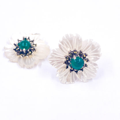 Aretes con flor de concha nácar