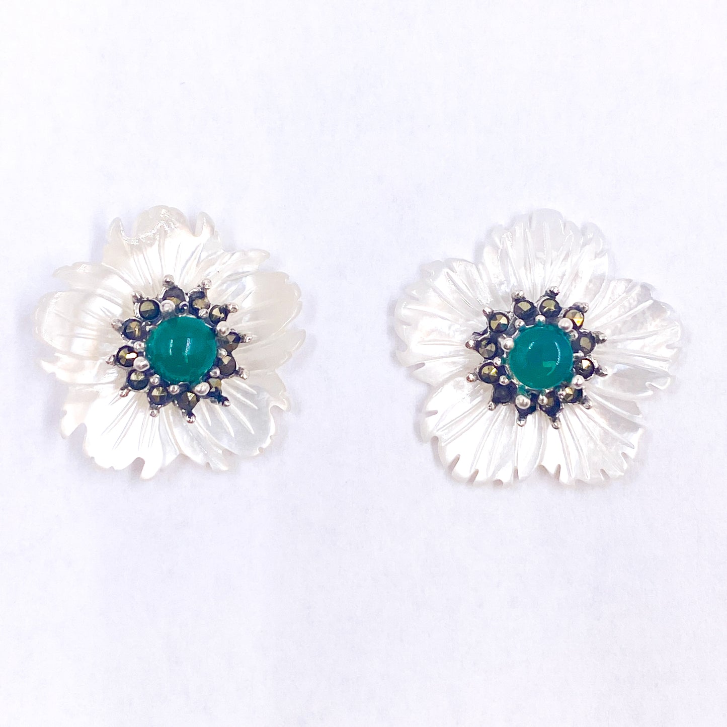 Aretes con flor de concha nácar