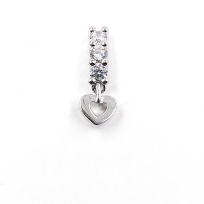 Arete individual con colgante de corazón de zirconias blancas